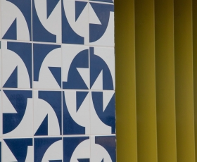 Azulejos instalados no prédio da Faculdade de Administração, Contabilidade, Economia e Gestão Pública (FACE). Foto: Beatriz Ferraz. 05/10/2016